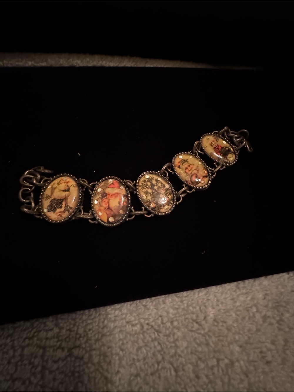 Vintage Floral Cameo Link Bracelet - Gold Tone